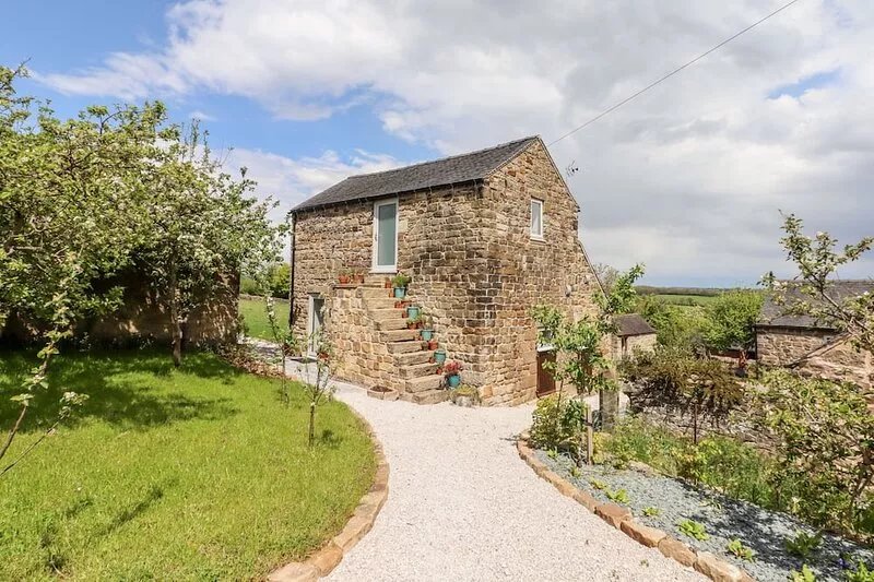 WALNUT BARN, family friendly, character holiday cottage in Ambergate