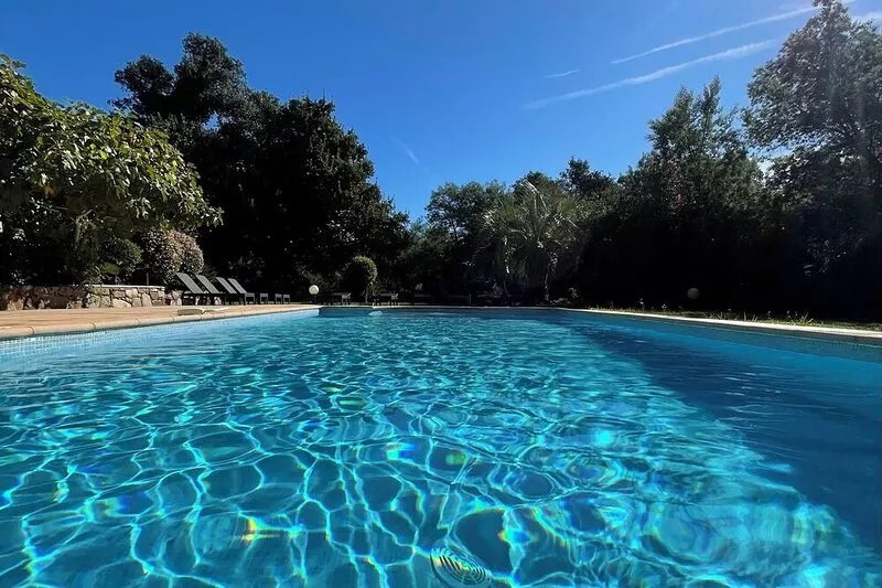 Villa Pardigon with large pool & private lush gardens - 300m walk to the beach!
