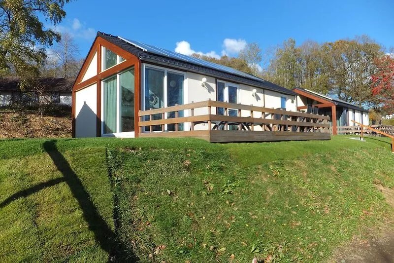 Detached bungalow with a washing machine, near a lake