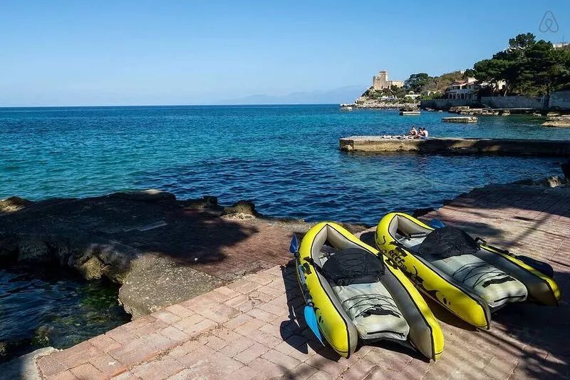 Exclusive villa with private access to the sea