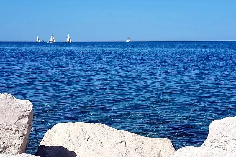 Piranvacations Near Sea: 2-Bedroom Renovated Apartment