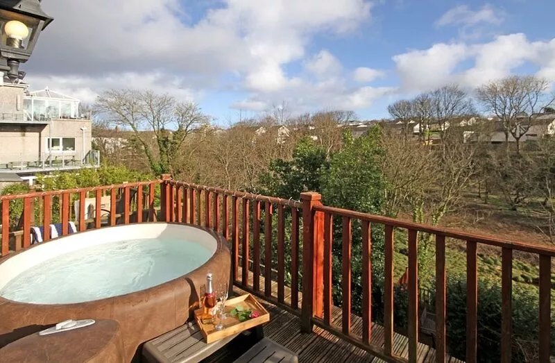 Beautiful 19th Century Seaside Cottage with hot tub and river views
