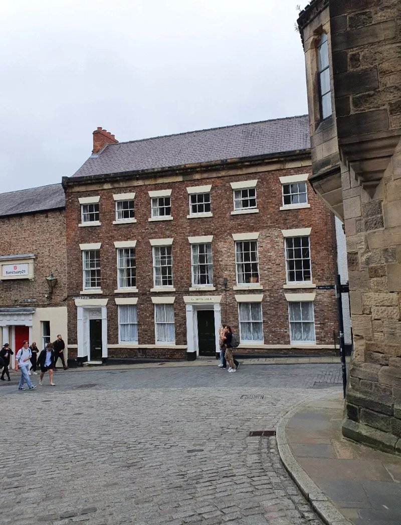 Queen's Court Building