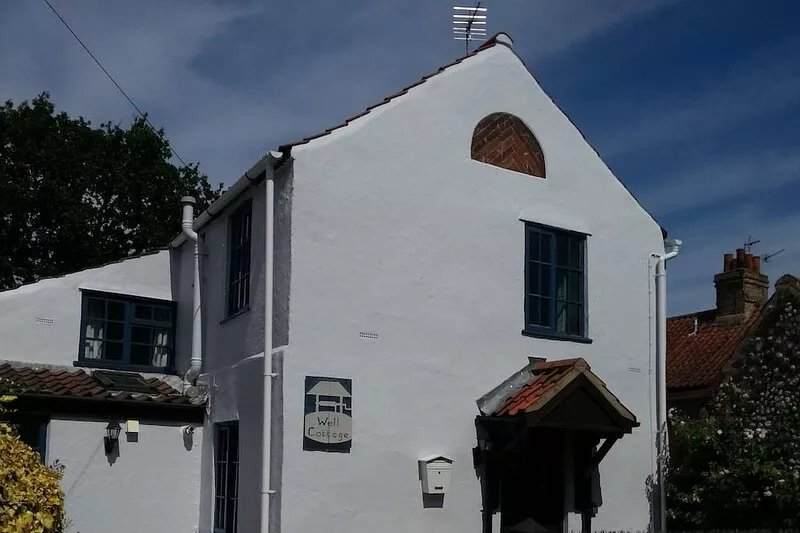 Well Cottage in Central Holt Norfolk.  Cosy. Sleeps 5 adults. Free Parking.