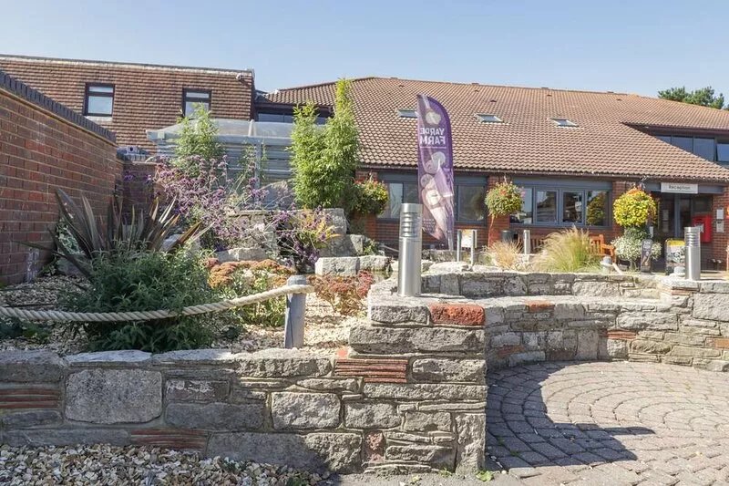 GWYDN LODGE, family friendly, with pool in Downton, Hampshire