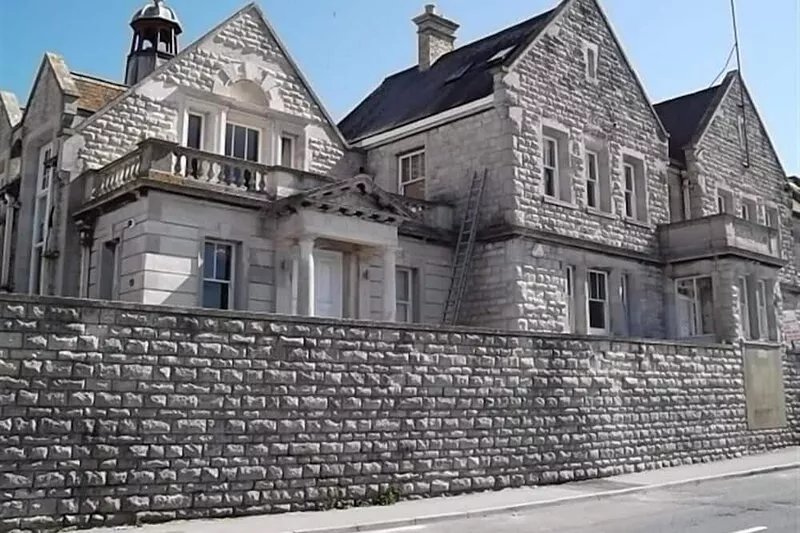 THE OLD PORTLAND COURTHOUSE, country holiday cottage in Fortuneswell