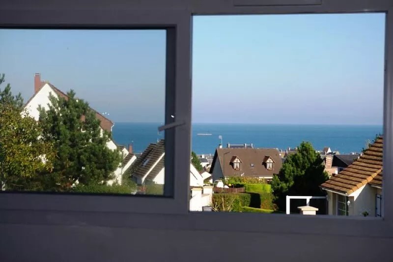 Villa 500 m from the D-Day landing beaches with panoramic sea and bocage views.