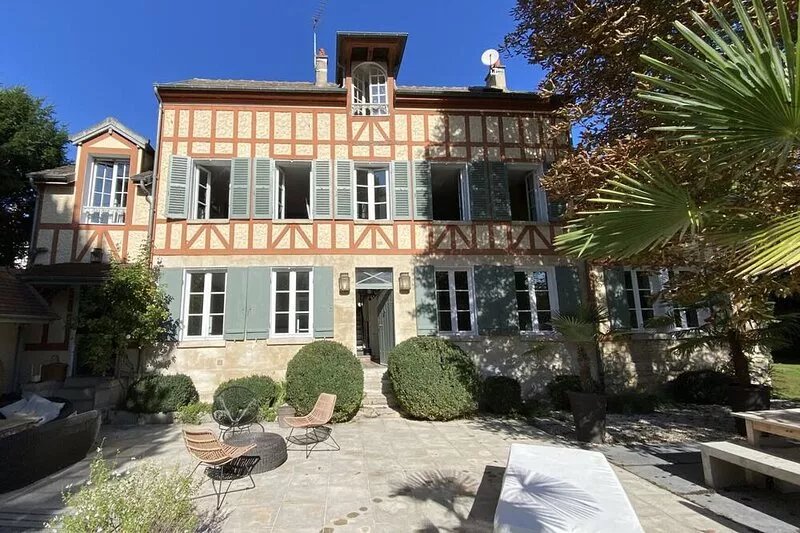 Beautiful house with pool, view and access to the Seine, very close to Paris