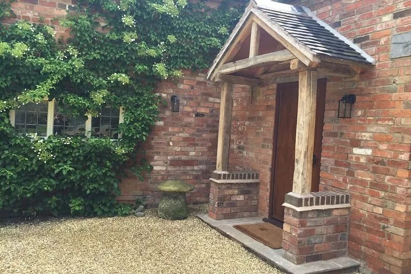 Cotswolds heaven,  feed the alpacas and relax in luxury cottage with hot tub