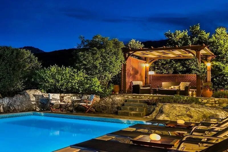 Private Pool, Rural location, 5 min walk to next restaurant, lovely Sea Views
