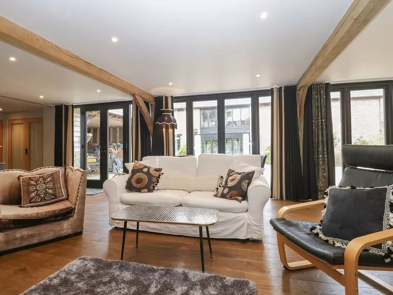 THE COURTYARD - HILLTOP BARN, family friendly in Wareham