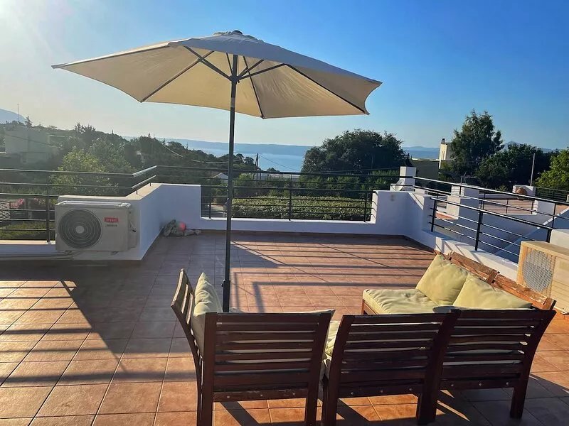 Ideal Holiday Retreat Offering Sea And Mountain Views
