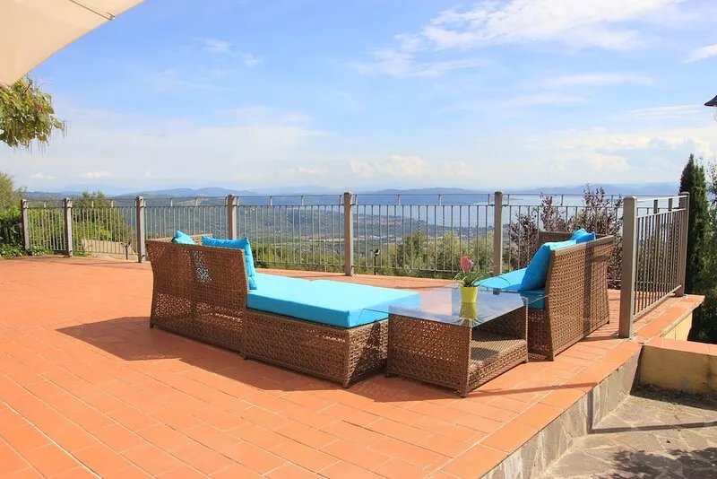 A large farmhouse with views over Umbria/Tuscany with Aircon & streaming WiFi
