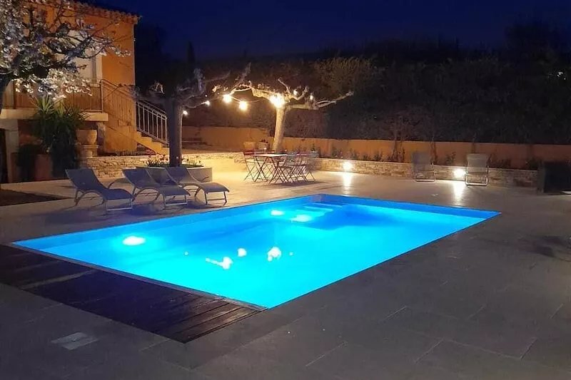 PROVENCE/COTE D'AZUR heated swimming pool in a peaceful setting between sea