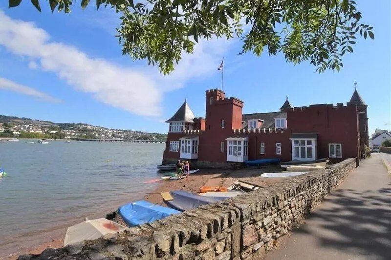 2 bed wing ON the beach in historic building. Quaint level seaside village.