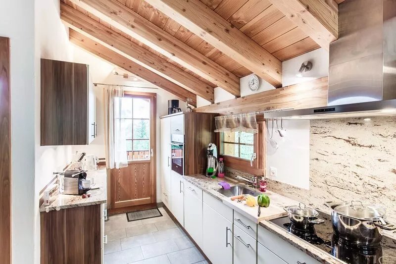 Single family house with private outdoor jacuzzi & sauna, ski in - ski out