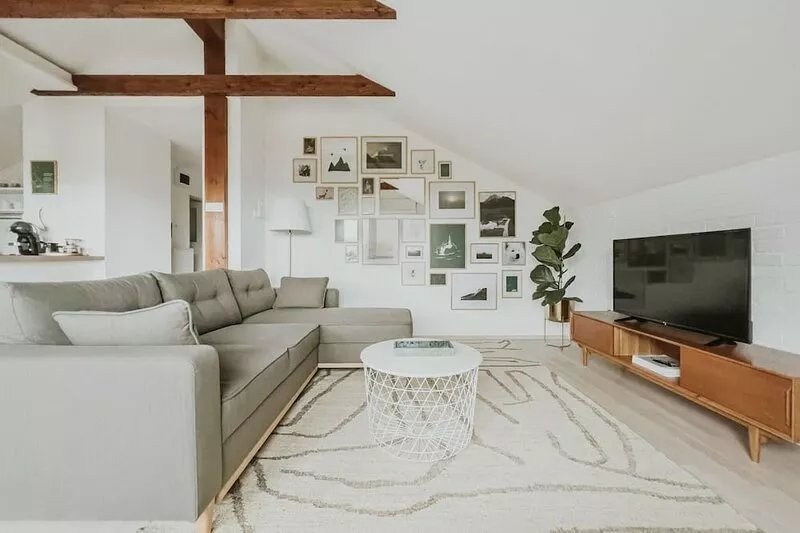 Beautiful & Bright Apartment With An Incredible Lake View :)