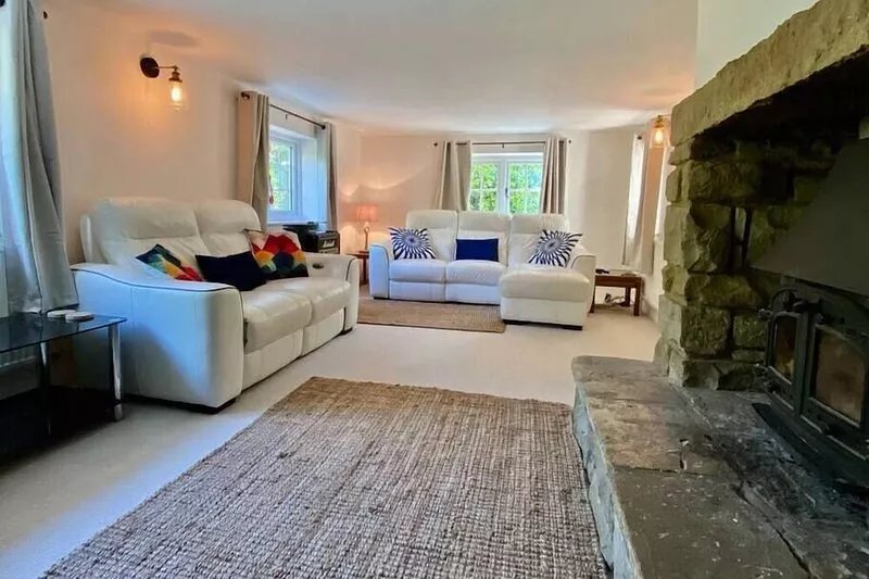 Large 5 Bedroom Thatched Cottage - Great Location!