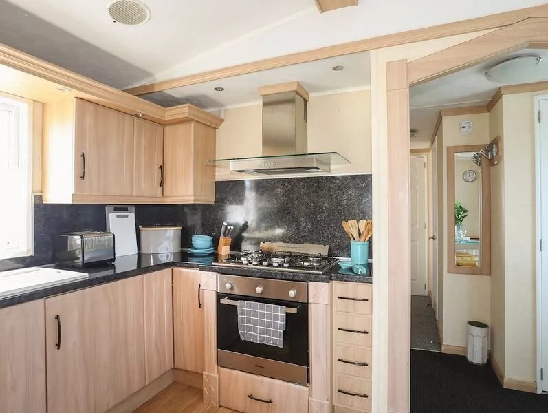 TREWAN LODGE, pet friendly, with a garden in Rhosneigr