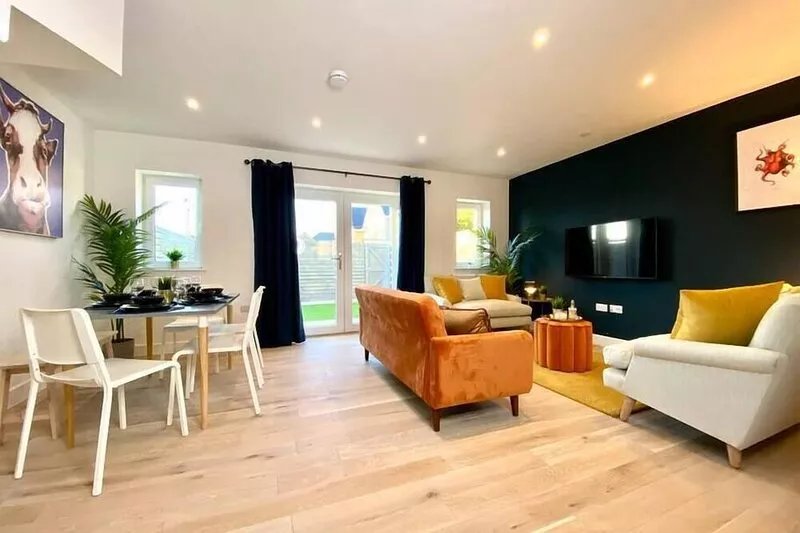 Brand NEW 2 bedroom house - garden & parking +wifi