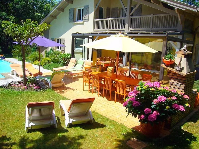 150 m from the beach, very pleasant villa with private heated pool