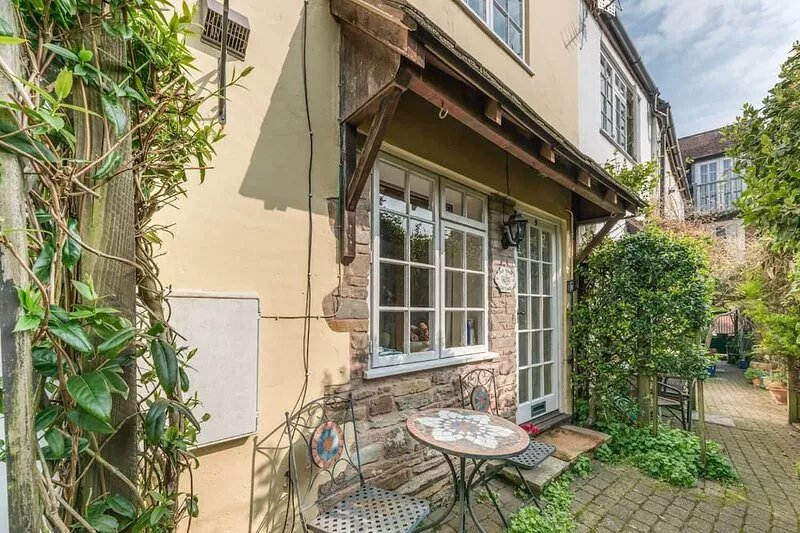 OLD TOWN COTTAGE, romantic, character holiday cottage in Ludlow