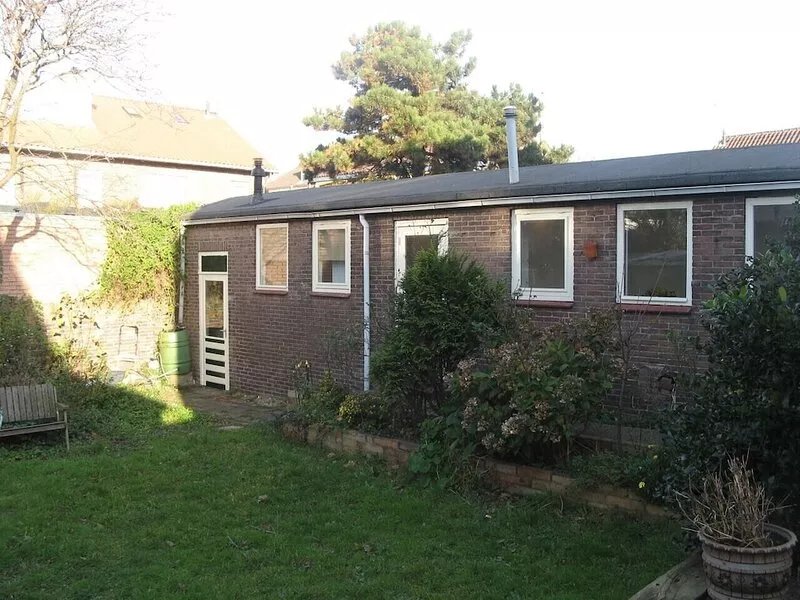 House, in a quiet area, 300 m from the beach and 50 m from the center