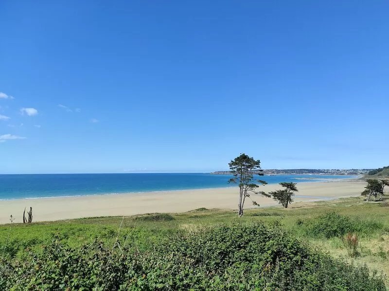 Beautiful contemporary house 2 minutes from the beach