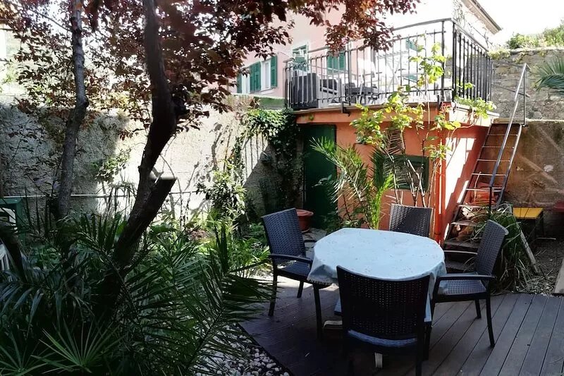 BEAUTIFUL  APARTMENT WITH GARDEN 50 MT FROM THE SEA TO THE 5 TERRE DOORS