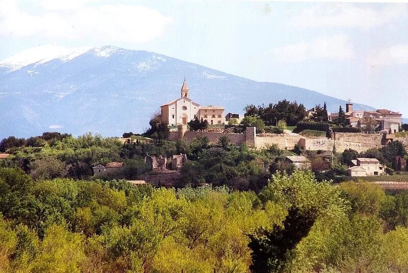 villa in a quiet Cairanne, charming village on the wine trail