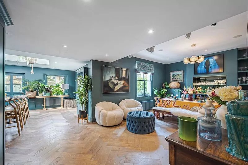 Stunning, large, 5BR family home close to northern line tube and tooting common