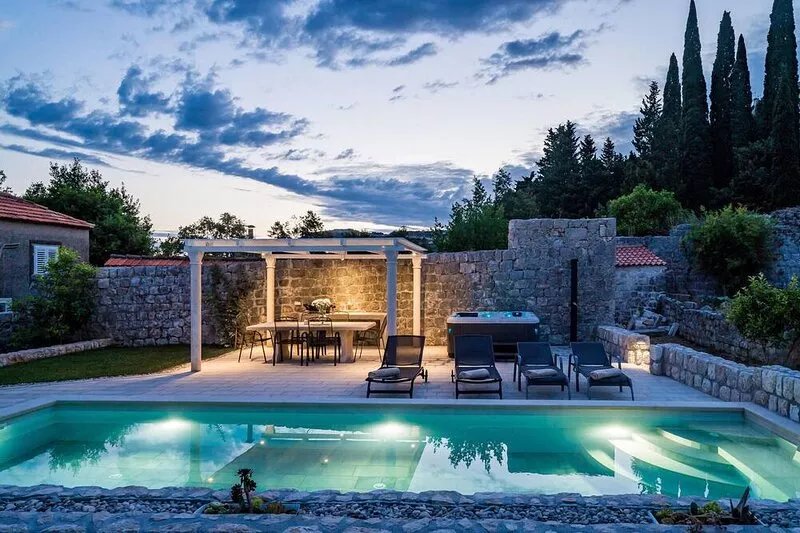 Cozy home in Donje Obuljeno with jacuzzi