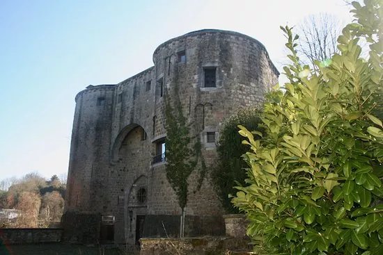 Vue sur l'Ancien chateau de Barbencon