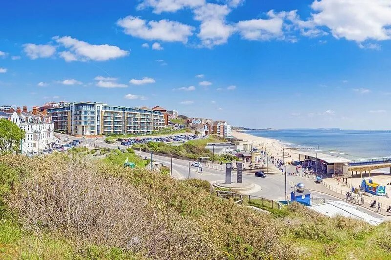 BOURNECOAST: short walk to SANDY BEACHES/PIER and shops in Boscombe-WIFI