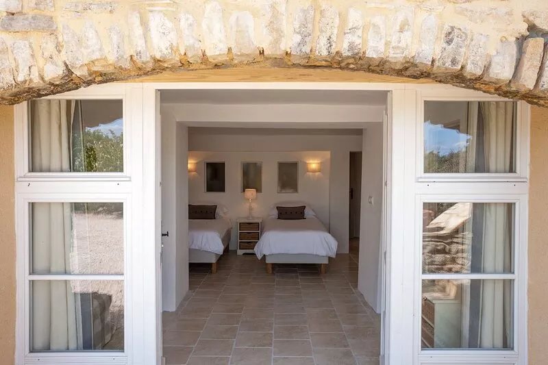 Refurbished House-Quiet Hilltop Location, Stunning Views, Heated Pool, 4 Acres