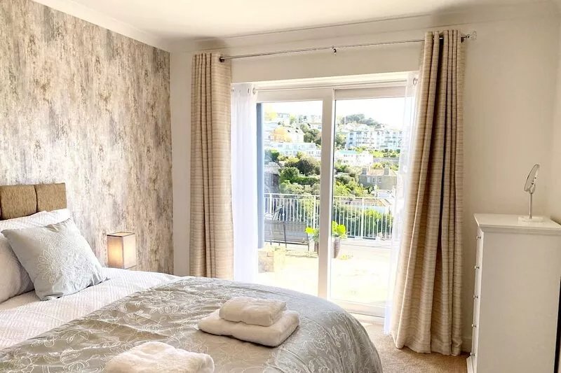 Newly refurbished Spacious one bed pet friendly apartment with terrace