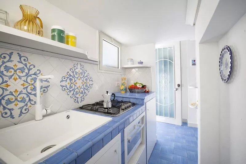 Very romantic studio flat in the heart of Sorrento with room shower