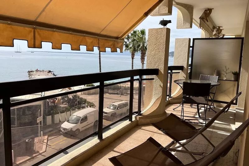 Sea front apartment in the center of Juan les Pins with underground parking