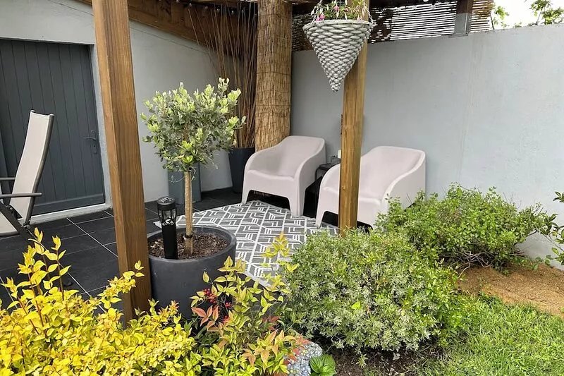 Quiet vacation in small house with enclosed garden