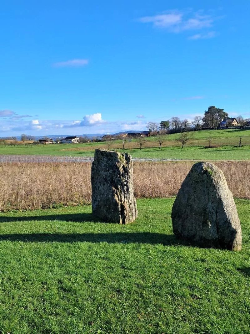 4 Menhirs