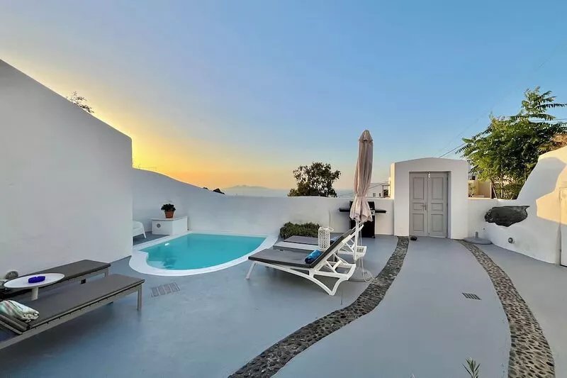 Our Island OASIS  (3000 sq ft of Living Space) Walk to Fira!