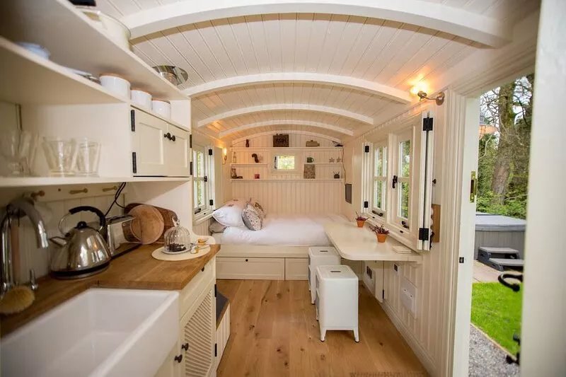 Shepherd's hut with hot tub in its own secluded garden