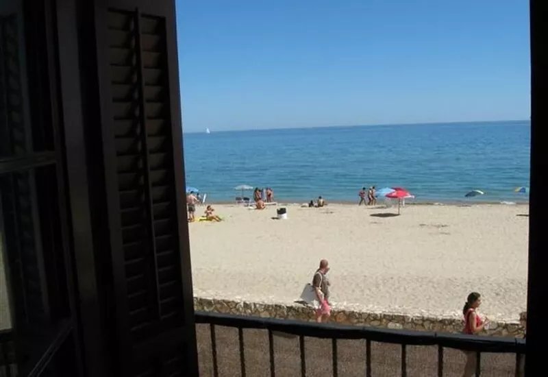 Baywatch Penthouse with Sea View, Balcony & Wi-Fi