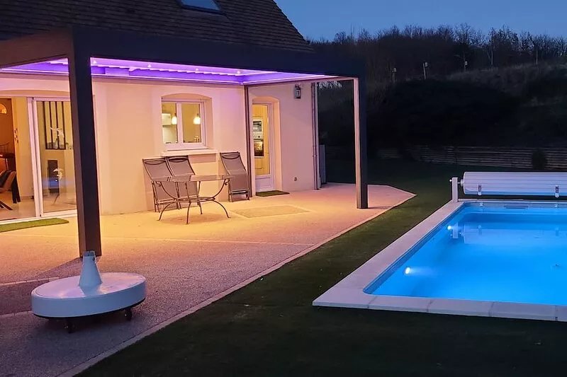 LUXURY VILLA *Heated SWIMMING POOL* IN THE HEART OF THE CHATEAUX 15 mn BAUVAL