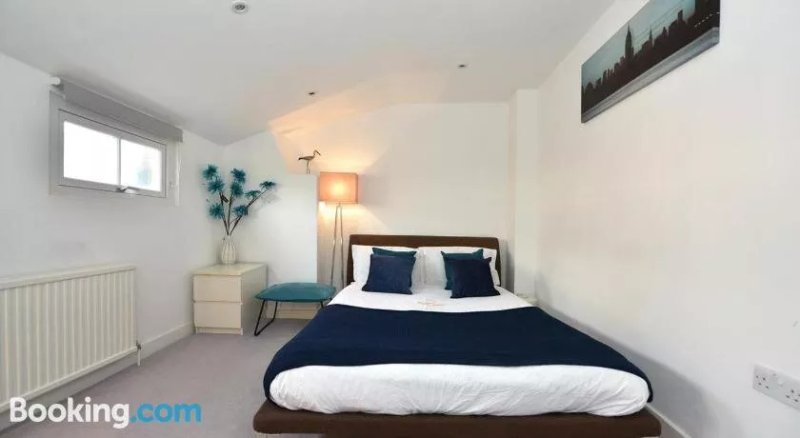 Boutique 3br House by Victoria Station