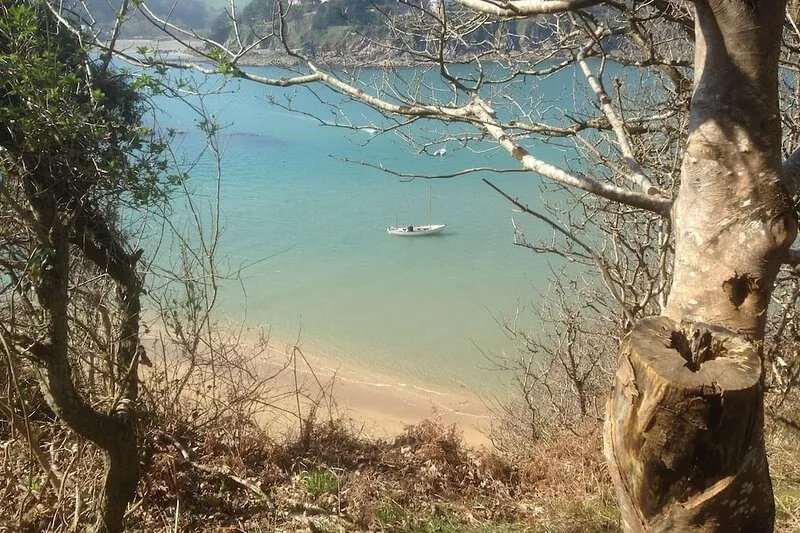 Waterside cottage in a  magical setting on the Salcombe Estuary (sleeps 6 to 8)