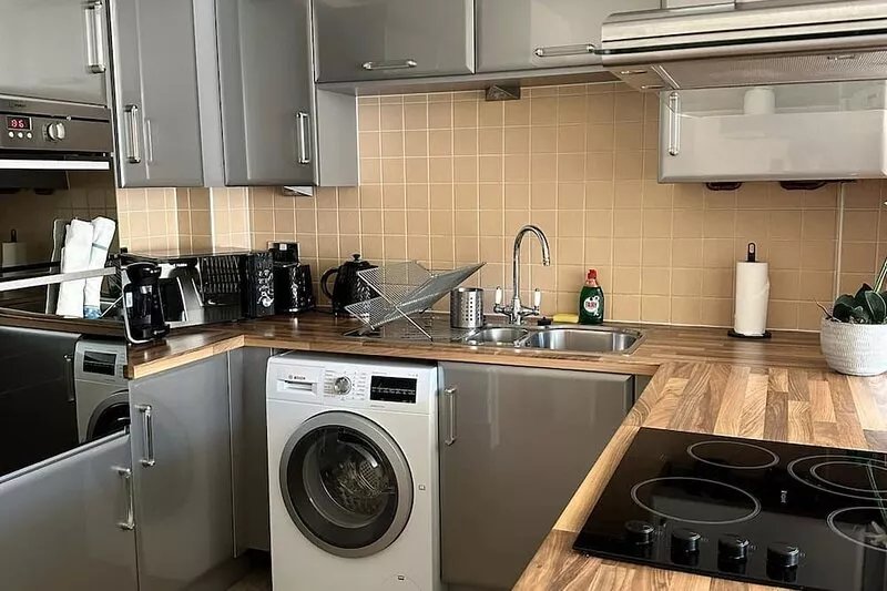 Modern apartment, sleeps 4 with sofa bed, free parking