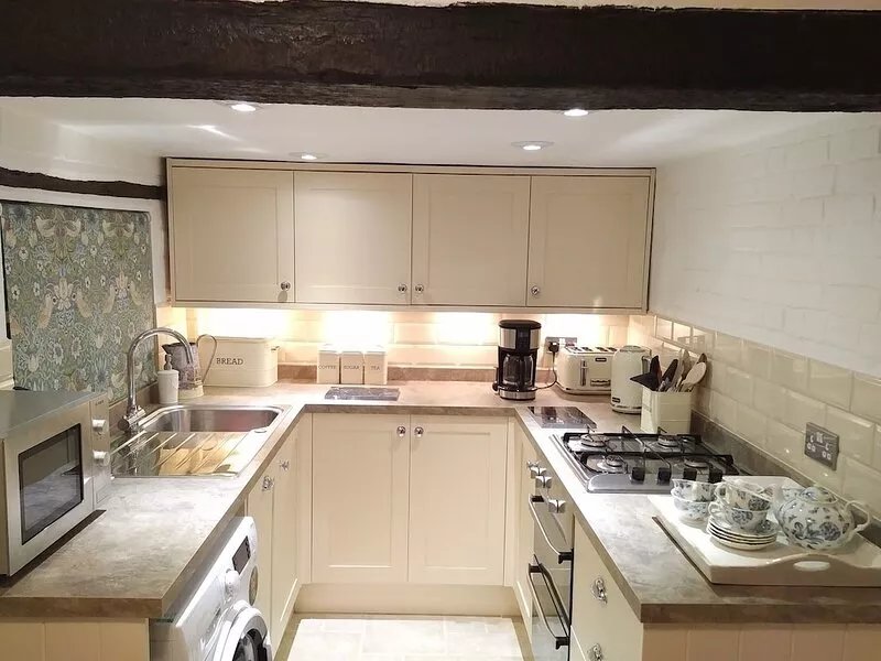 Hartley Wintney - Charming Cottage in Village/ Wood Burning Stove/ Parking