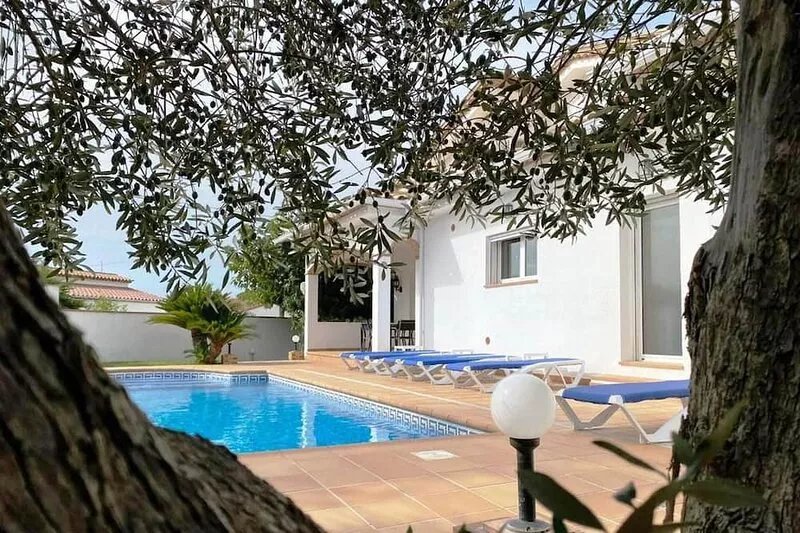 Beautiful house of high standing of 220 m 2 facing south with private pool