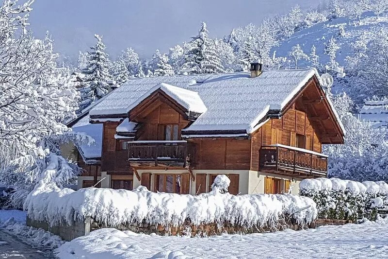 Magnificent chalet with jacuzzi and view of the mountain in Serre Chevalier